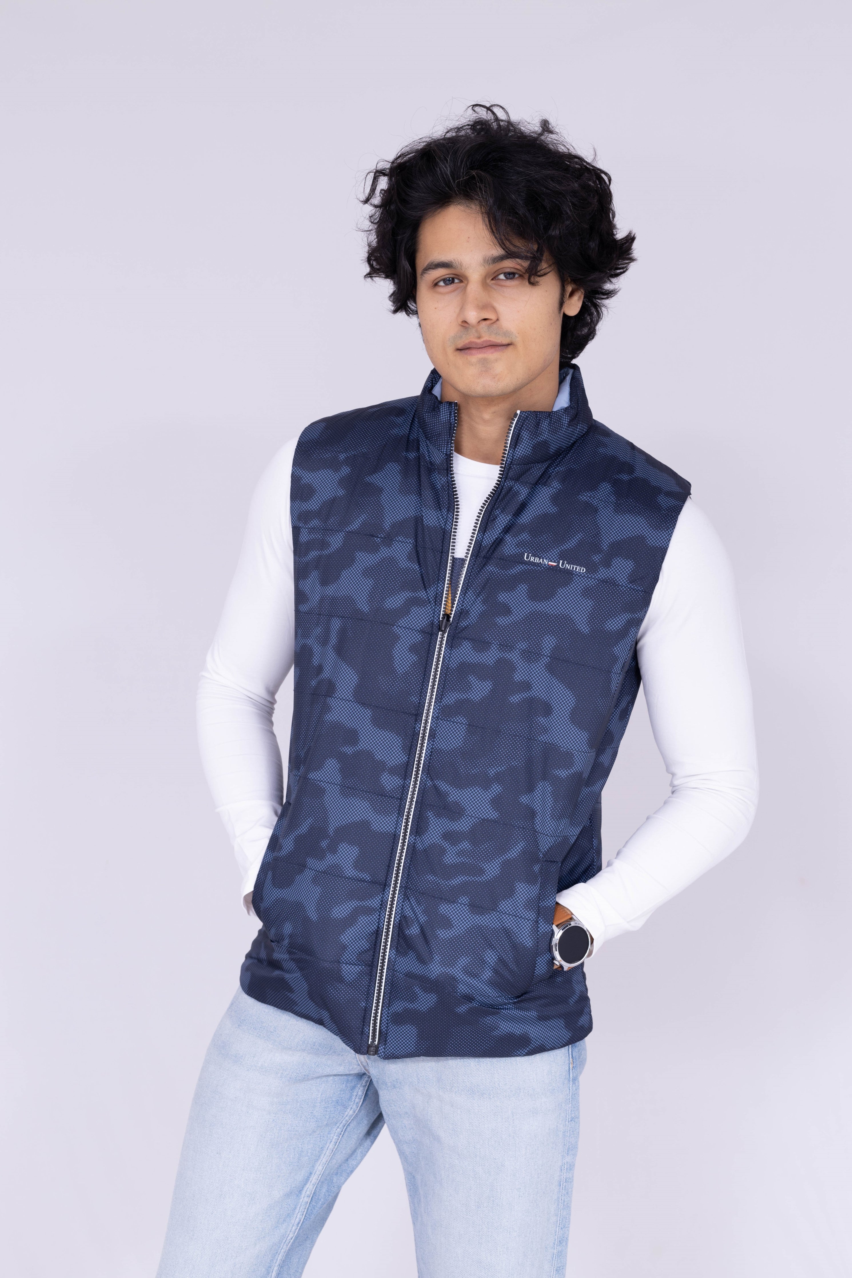 Print & Solid reversible sleeveless jacket